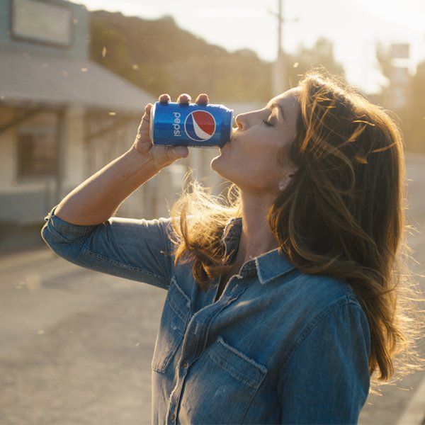 Cindy Crawford Reunites with Pepsi for New Super Bowl Commercial 